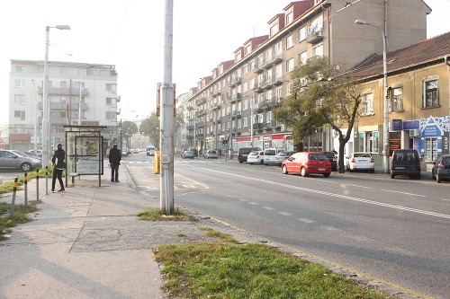 Podľa čitateľka páchateľ útočil aj na Záhradníckej ulici na zastávke Kvačalova