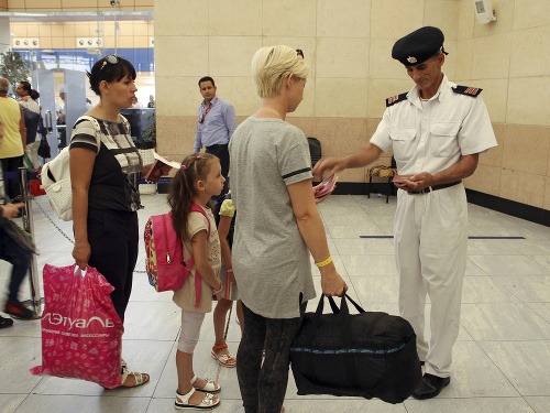 Turistov evakuujú z letiska Šarm aš-Šajch