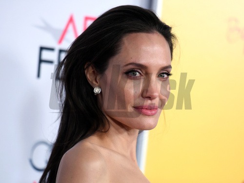 Angelina Jolie vyzerá na prvý pohľad ako plejmejtka - vychutnutá a s megaprsiami. 