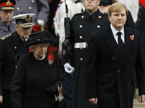 Británia si na čele s kráľovnou pripomenula obete vojen 