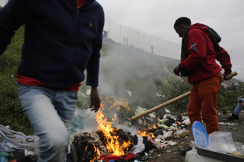 Migranti pri francúzskom prístave Calais