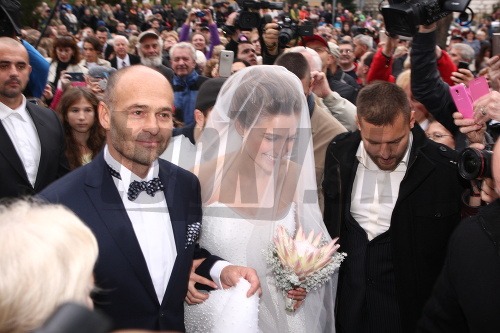 Katarína Smolková s otcom na svadbe.