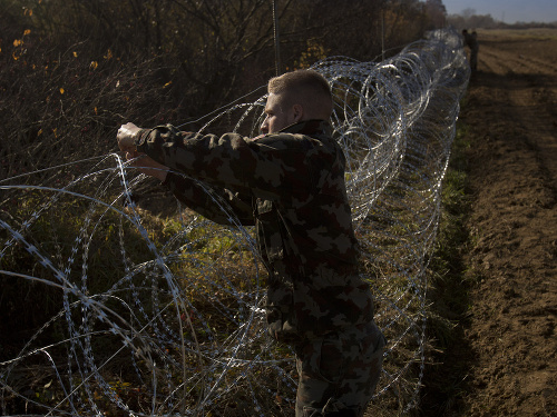 Slovinskí vojaci už naťahujú drôtený plot