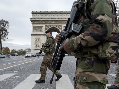 Paríž je po útokoch v pohotovosti