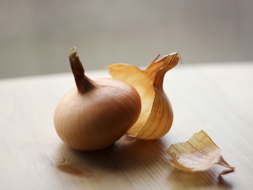 Cibuľové šupky majú na naše zdravie magické účinky. Kde všade ich možno využiť? 