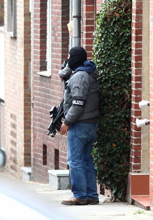 Nemecká polícia zatkla pri Aachene ľudí podozrivých z atentátov v Paríži.