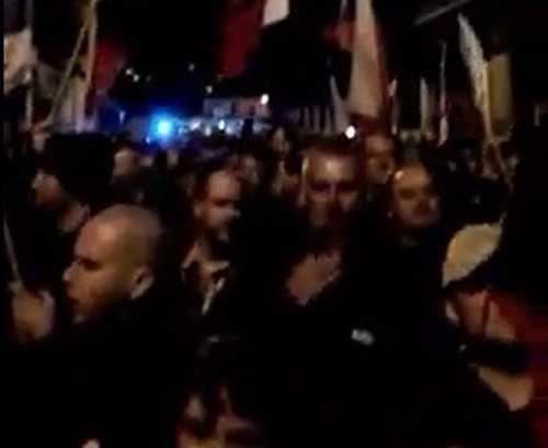 Vlastizrada!, skandujú davy Čechov