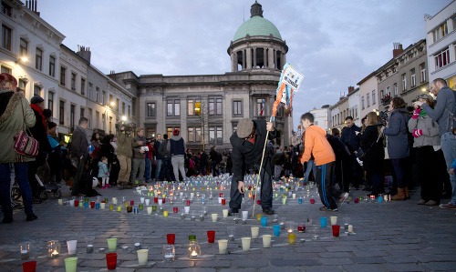 Ľudia stále smútia a zapaľujú sviečky kvôli piatkovým útokom v Paríži. Molenbeek, Belgicko