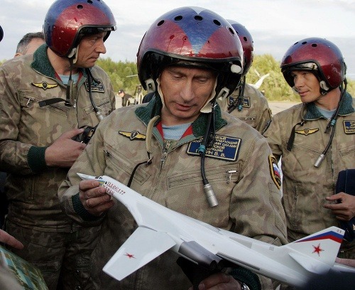 Vladimir Putin drží v rukách model bombardéru Tu-160