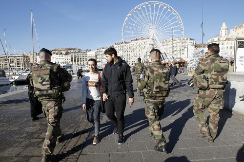 Vojaci hliadkujú na juhu Francúzska, v meste Marseille