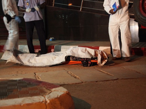 V piatok (20.11.) počas atentátu na luxusný hotel Radisson Blu v Bamaku zahynulo 19 ľudí.
