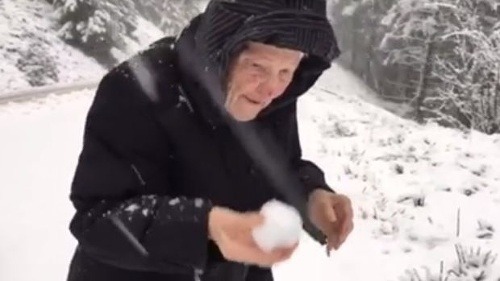 Babička potešila taká maličkosť, akou je sneh