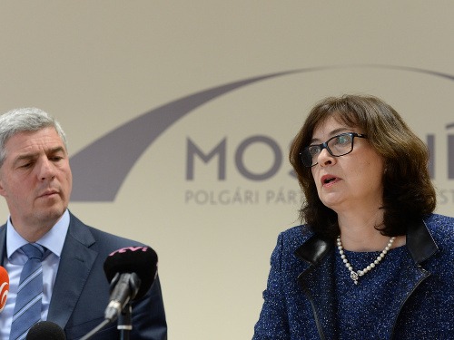  Podpredsedníčka strany Lucia Žitňanská a predseda Béla Bugár počas tlačovej besedy po zasadnutí Republikovej rady strany Most-Híd na tému Schvaľovanie kandidátky do budúcoročných parlamentných volieb.