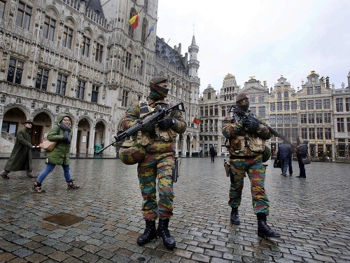 Policajti v Bruseli sú stále v pohotovosti
