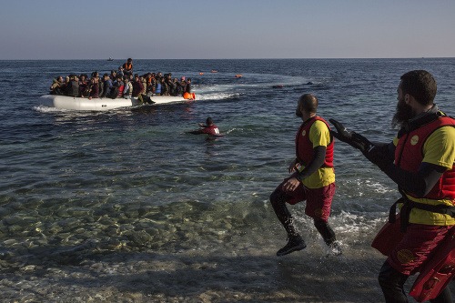 Viac ako 4900 zachránených migrantov smerujúcich na plavidlách do Talianska