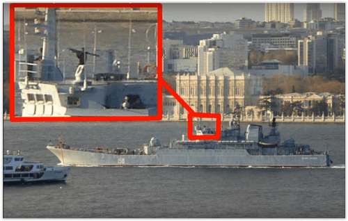Ruský vojak na palube vojnovej lode Caesar Kunikov plávajúcej okolo turecka údajne drží raketomet