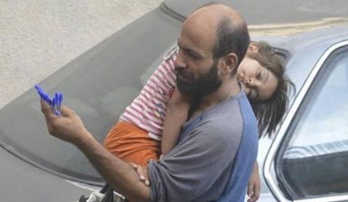 Abdul s dcérou na plece predával celé dni perá