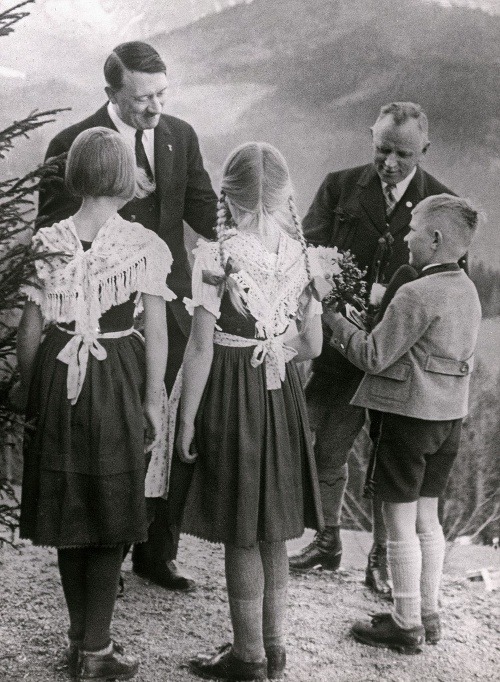 K Hitlerovi neodmysliteľne patrili árijské deti a kvety