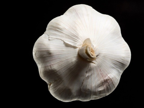 Cesnka je síce zdravá potravina, no niektorým môže skôr ublíži ako pomôcť.