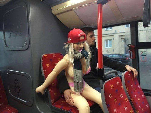 Tento obrázok mladého muža s gumenou Ančou sa dostal aj na celosvetovú stránku o zábave 9gag