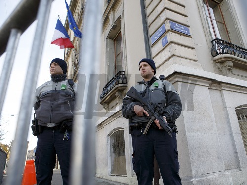 Švajčiarska polícia hliadkuje so samopalmi v Ženeve.