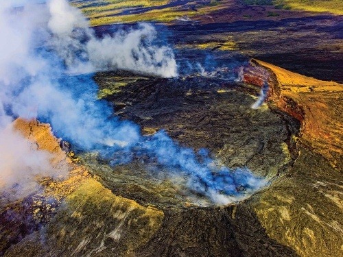 Vulkanický národný park Havajské sopky hrá farbami.  