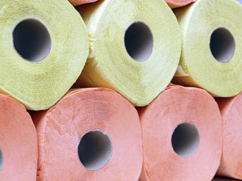 Farebný toaletný papier nie je najzdravší, dajte prednosť radšej obyčajnému. 