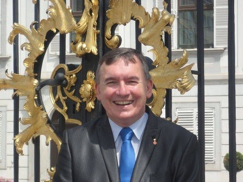 Barón Jozef Grasalkovič pred Prezidentským palácom