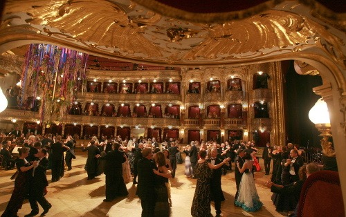 Ples v Opere končí.
