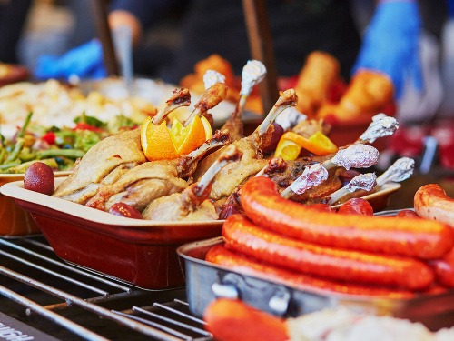 Vianočné trhy sú nástrahami najmä pre náš žalúdok. Ako sa chrániť ale pritom si dopriať radosti z dobrých lokší? 