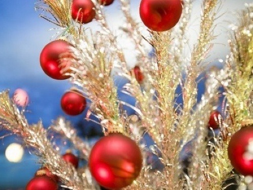 Umelé stromčeky sa vyrábajú z plastu PVC, ktorý môže dokonca niektorým uškodiť. 