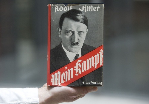Hitlerom podpísaný Mein Kampf