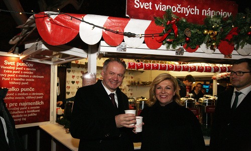 Andrej Kiska spolu s chorvátskou prezidentkou na vianočných trhoch