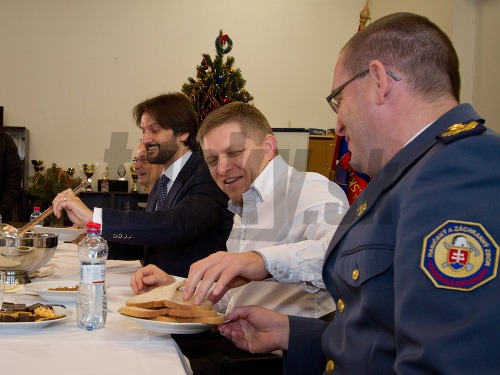 Robert Fico a Robert Kaliňák počas návštevy službukonajúcich hasičov stanice Hasičského a záchranného útvaru v Malackách.