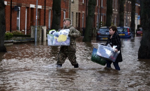 Briti sú kvôli záplavám na severe Anglicka poriadne rozhnevaní.