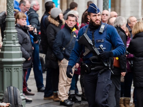 Britská polícia a vojaci hliadkujú v belgickej metropole
