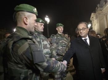Hollande upozornil Francúzov na hrozbu útokov