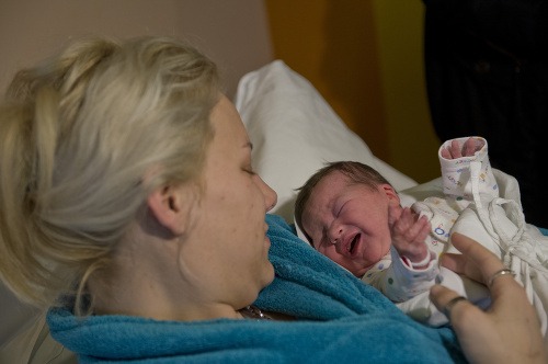 Na snímke mamička Denisa Šonová s dcérou Marianou v bratislavskej Nemocnici svätého Cyrila a Metoda