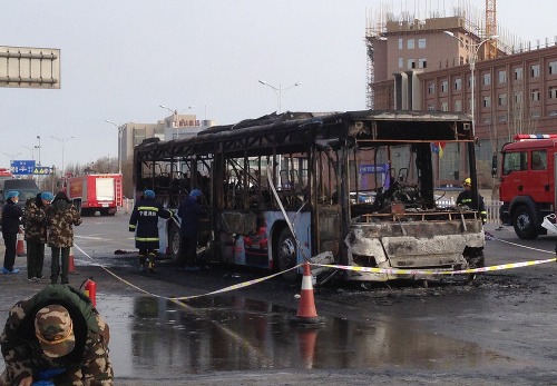 Požiar autobusu na severovýchode Číny zabil dnes 14 ľudí, 32 ďalších utrpelo zranenia