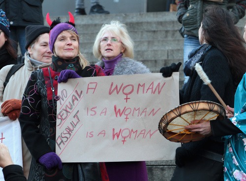 Ženy v Kolíne protestujú proti sexizmu