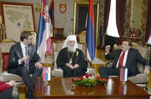 Srbský premiér Aleksandar Vučić, vľavo, srbský patriarcha Irinej, centrum, a prezident Republiky srbskej Milorad Dodik