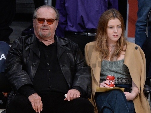Zostarnutý a rozkysnutý Jack Nicholson si vychutnával basketbalový zápas v spoločnosti sympatickej dcéry. 
