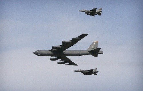 Spojené štáty dnes vyslali svoj strategický bombardér B-52, aby nad územím Južnej Kórey, ktorá je ich spojencom, podnikol let v nízkej výške. 