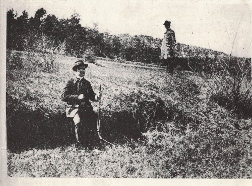 Fotografiu z roku 1906 dokumentuje trhliny v pôde, ktoré sa v okolí Dobrej Vody objavili po zemetrasení.