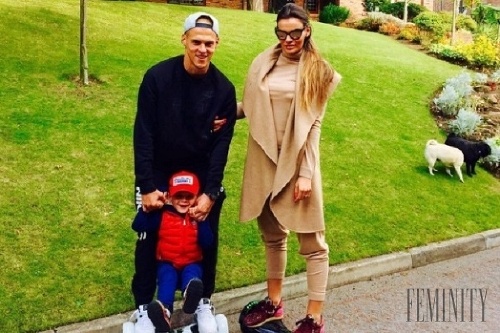 Brunetka je štýlová za každých okolností a manžela reprezentuje na jednotku
