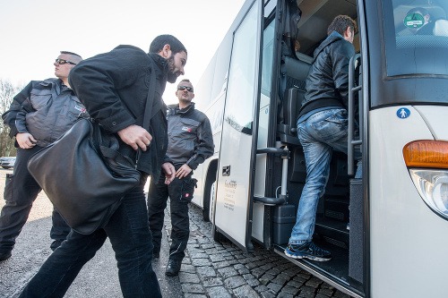 Utečenci nasadli do autobusu, ktorý ich odviezol do Berlína.