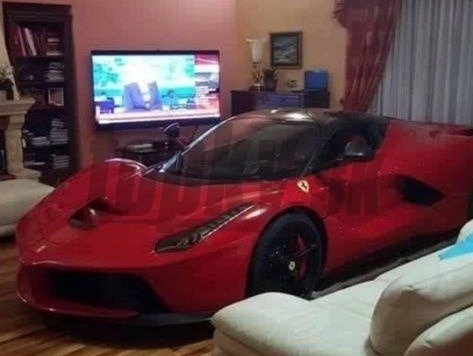 Ferrari sa vyníma v strede obývačky