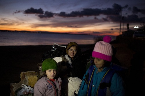 Matka s detmi po vylodení v Grécku