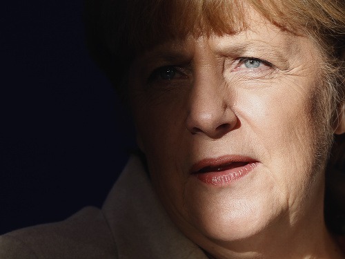 Angela Merkelová má hlavu v smútku. Kritizujú ju aj nemecké médiá.