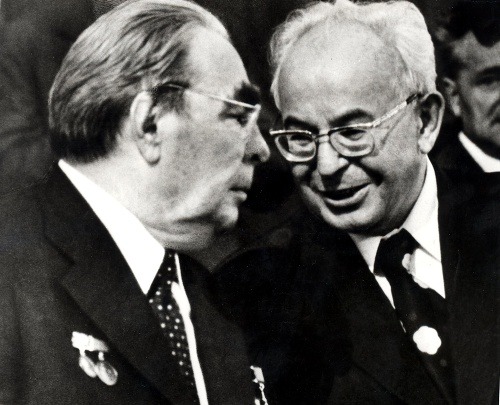 Leonid Brežnev (vľavo) a Gustáv Husák počas oficiálnej priateľskej návštevy sovietskej straníckej delegácie v Prahe v máji 1978.